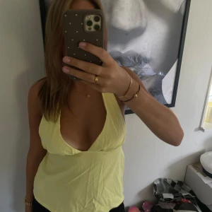 Gul halterneck linne med knyt - Aldrig använd 