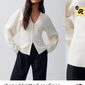 Krämvit kofta från Gina Tricot - Superfin krämvit kofta från Gina Tricot med v-ringning och snygga klädda knappar framtill. Koftan har lång ärm och är tillverkad i mjukt stickat material. Perfekt till lager-på-lager och ger en clean look till alla outfits.
