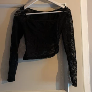 Spets topp  - Svart spets topp som aldrig har använts. Scrunch detalj på ena sidan. 🖤