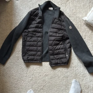 Moncler cardigan  - Grå Moncler cardigan som är i sjukt bra skick, knappt använd och den är köpt på garmsmarket!