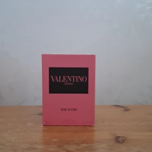 Valentino Donna Born In Roma EdP 100ml - Lyxig parfym från Valentino, Donna Born In Roma. Flaskan är i transparent glas med nitar och rosa doftvätska, svart etikett och lock med nitar. Kommer i snygg rosa kartong med svart detalj. Perfekt för dig som gillar exklusiva och trendiga dofter.