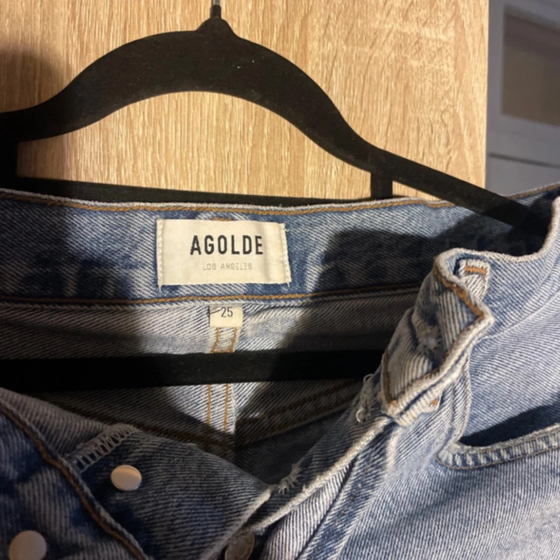 Ljusblå jeansshorts från Agolde - 1