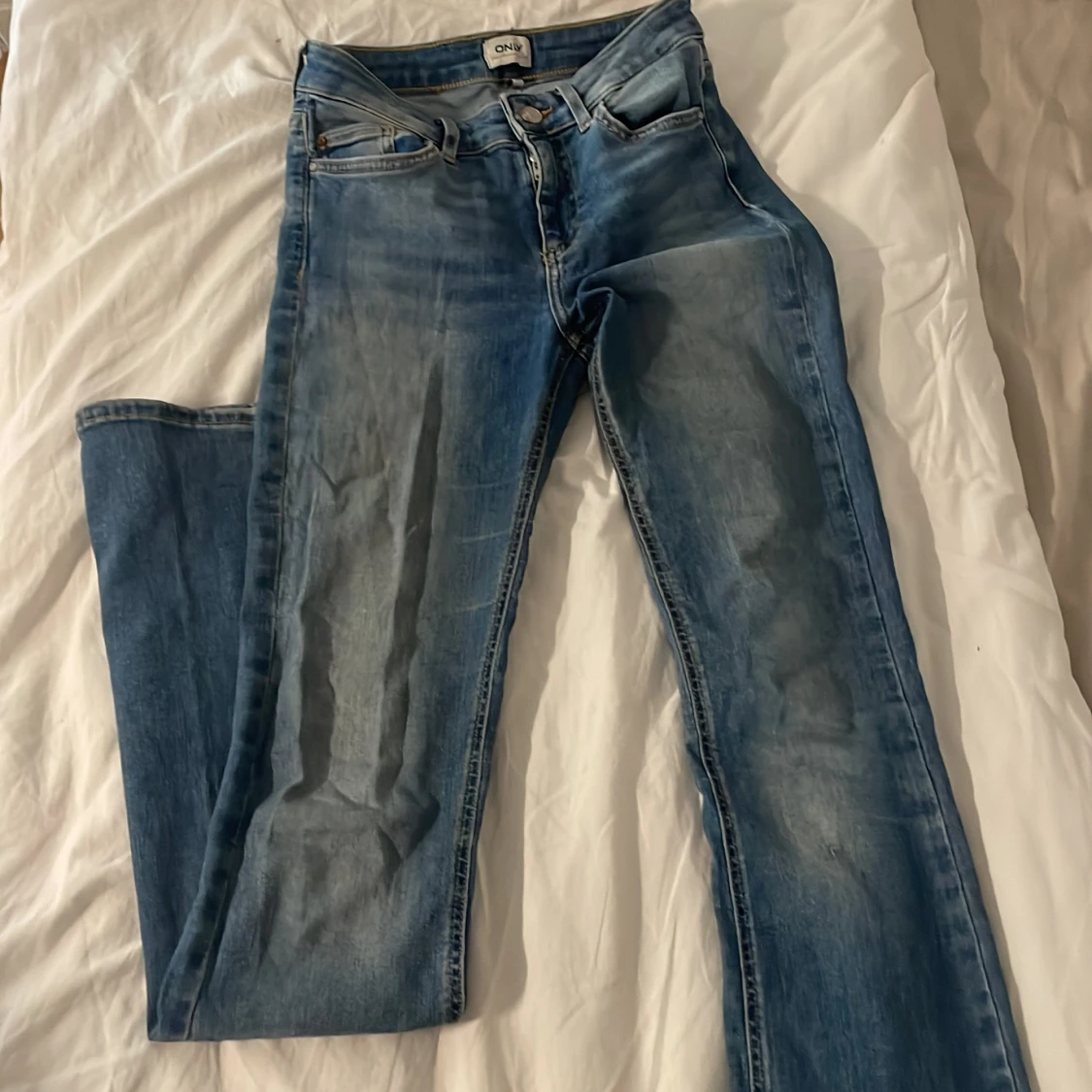 Blå flared jeans från ONLY, stl 34, S