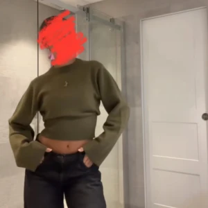 Olivgrön croppad stickad tröja Zara - Säljer en olivgrön croppad stickad tröja från Zara. Tröjan har breda muddar, rund halsringning och långa ärmar med loose fit. Perfekt till jeans eller kjol för en chill och trendig look. (Pris går att diskutera)