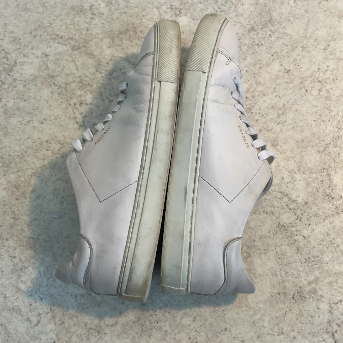 Vita sneakers från Axel Arigato - 1