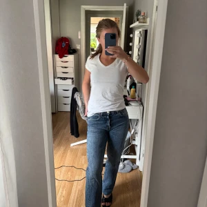 Zara midrise jeans  - Blå raka jeans med medelhög midja. Super fina till vardags eller till klackar för finare tillfälle. De är långa för mig som är 162cm lång så jag har vikt upp dem ca 6cm. Det finns alltså möjlighet att använda dem och vika upp eller klippa av om man är av samma längd som mig, annars faller de som de ska om man är något längre. OBS!! Har även samma jeans fast i ljusare blå som är till salu i samma pris!