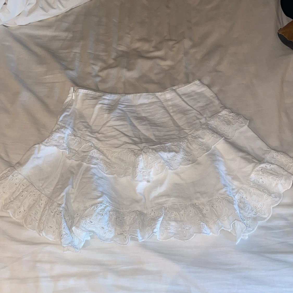 Vit volangkjol med spetsdetaljer - 1