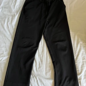 Svarta kostymbyxor  - Klassiska svarta kostymbyxor från 157. Byxorna har rak passform och mer åt high waist men går att bära som mid waist.  De är uppsydda men kan lätt läggas ner med 10 cm mer. 