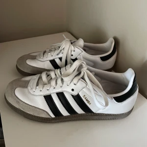 Adidas samba  - Snygga trendiga sneakers! Sparsamt använda och i gott skick🤍🖤
