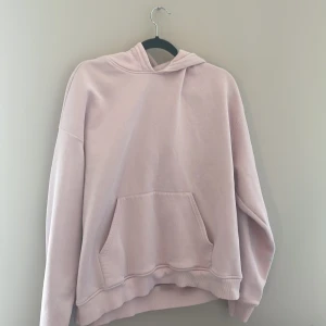 Ljusrosa hoodie från Gina - Säljer denna ljusrosa hoodie från Gina pågrund av att jag råka köpa fel storlek. Inga fel överhuvudtaget på själva hoodien💕
