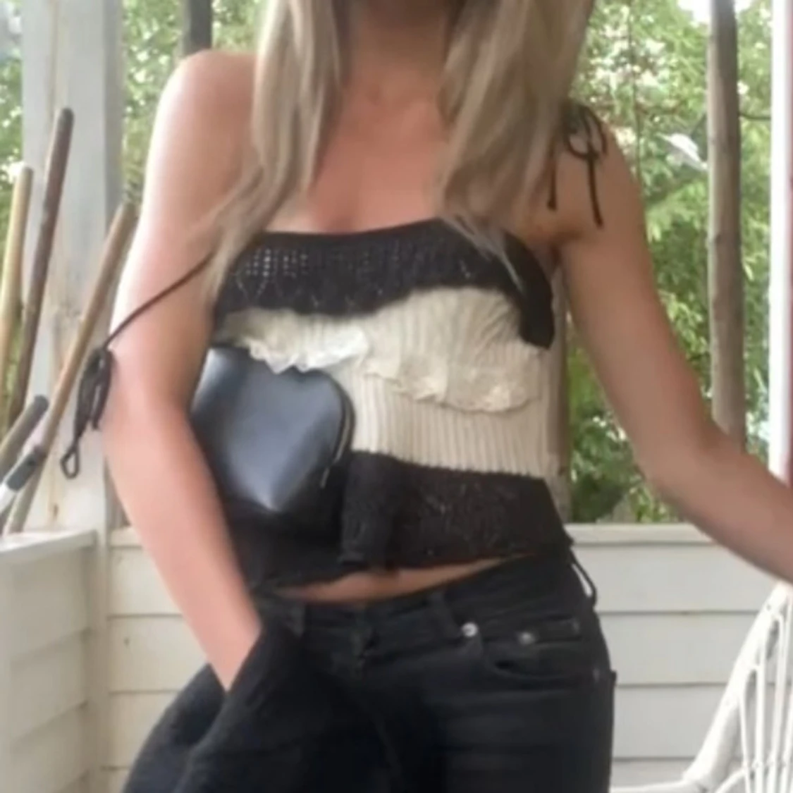 Stickad svartvit linnetopp med volang - 2