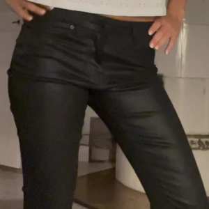 Skinnbyxor  - Skinnbyxor från vero Moda som endast är använda fåtal gånger 💕nypris 600, mid/low waist!!