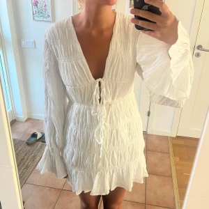 Strukturerad miniklänning med knytdetalj - Supersöt vit kortklänning från Moa Mattsson x NA-KD. Inte använd, helt ny! Slutsåld på hemsidan🌸