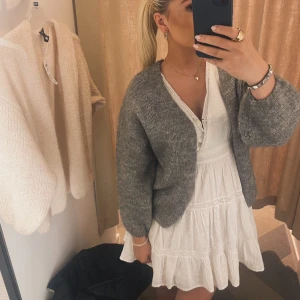 Grå stickad cardigan - Jättefin grå kofta perfekt till en vit klänning eller en söt sommaroutfit😊 Ifrån lindex tror den e slutsåld! Knappt använd🌸