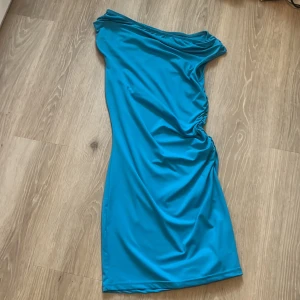 Klänning - Blå klänning från shein, ärmen går neråt på ena sidan! 
