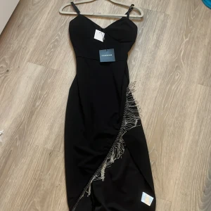 Klänning - Svart fest klänning, helt ny! Köpt på asos! 