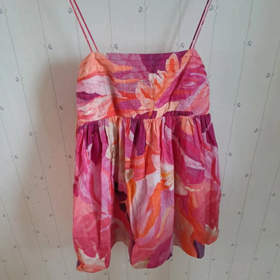 Färgglad kort sommarklänning med mönster - 1