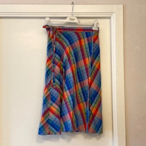 🍒Vintage kjol🍒 - 🍒70’s CUTIE🍒Rutig, a-linjeskuren vintage omlottkjol med knyt i sidan. Kommer i ett 100% bomullstyg. Passar S-M eftersom den knyts omlott.🍒