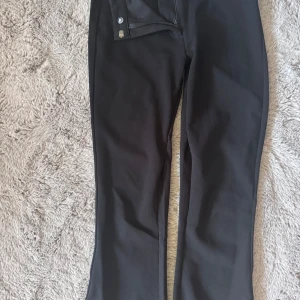 Svarta kostymbyxor från Vero Moda - Svarta kostymbyxor från Vero Moda väldigt lågmidjade. Byxorna har använts men ser ändå fina ut.