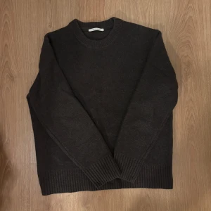 Mörkbrun ulltröja från A Day's March - Mysig mörkbrun stickad tröja från A Day's March i 100% ull. Klassisk rund halsringning och ribbade muddar vid ärmslut och nederkant. Perfekt för lager-på-lager och chill höst- och vinterstil. Endast testad så skicket är 10/10. Nypris ligger på 1500 men mitt pris är 900.