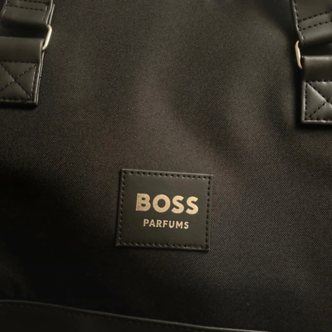 Svart handväska från BOSS Parfums - 1