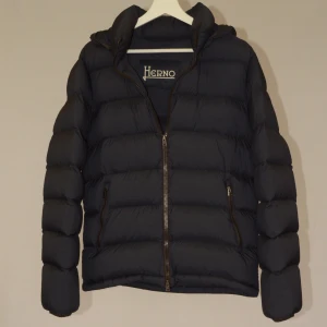 Herno vinterjacka  - HERNO VINTERJACKA  Storlek : 48 IT  Passform : Normal  Mått : A = 52CM - B = 64CM  Användning : Jackan är i väldigt fint skick utan defekter  Nypris : Cirka 6000 SEK