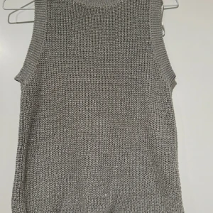 Glittrig stickad väst/linne - Säljer en snygg glittrig stickad väst/linne  i silver. 