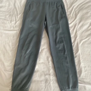 Ea7 byxor  - Endast använda ett fåtal gånger, inga skador. Skriv vid frågor och svar.