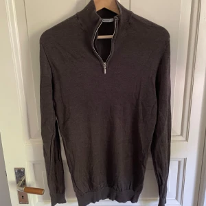 Brun merinoullströja med half zip - Mörkbrun långärmad Halfzip från Cubus i 100% merinoull.