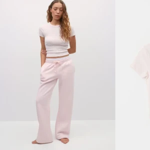 Ljusrosa croppad t-shirt från Gina Tricot - Ljusrosa croppad t-shirt från Gina Tricot. Säljer för den har blivit för liten för mig. Knappt använd och i mycket bra skick. Nypris 160kr