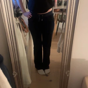 Juicy couture byxor  - Säljer mina  mörk blåa äkta juicy couture byxor som jag köpt på butiken Jackie i xxs. Bra skick förutom att en grej till snöret åkt av på en sida, inget man tänker på. Skriv om frågorr💕