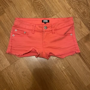 Lågmidjade korallfärgade jeansshorts från Bik Bok - Säljer ett par lågmidjade korallfärgade jeansshorts från Bik Bok i storlek XS. 