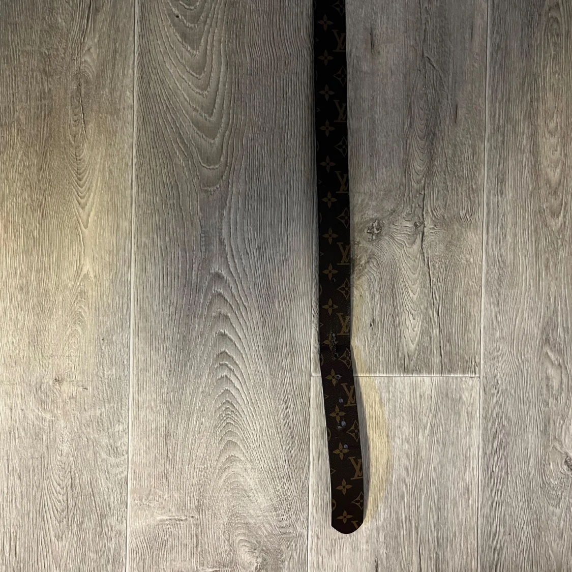 Brunt bälte med monogram och guldfärgat spänne - 1