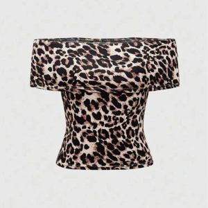 Leopardmönstrad offshoulder topp - Säljer en snygg offshoulder topp med leopardmönster. Toppen är tight och har en bred volang upptill❤️ aldrig använd!