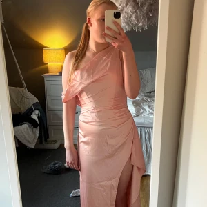 Balklänning Babyboo Rosa  - Jättefin balklänning från babyboo, deras JULIENE klänning. Helt ny och oanvänd, säljer för att jag beställde två och fick denna över. Storlek M men passar mig bra som oftast har S. Går nästan ner i marken på mig som är 173. Köpt för 1100, plus frakt och tull. Bilderna blev i en väldigt konstig form, så skriv om ni vill ha hela bilderna eller fler bilder! 