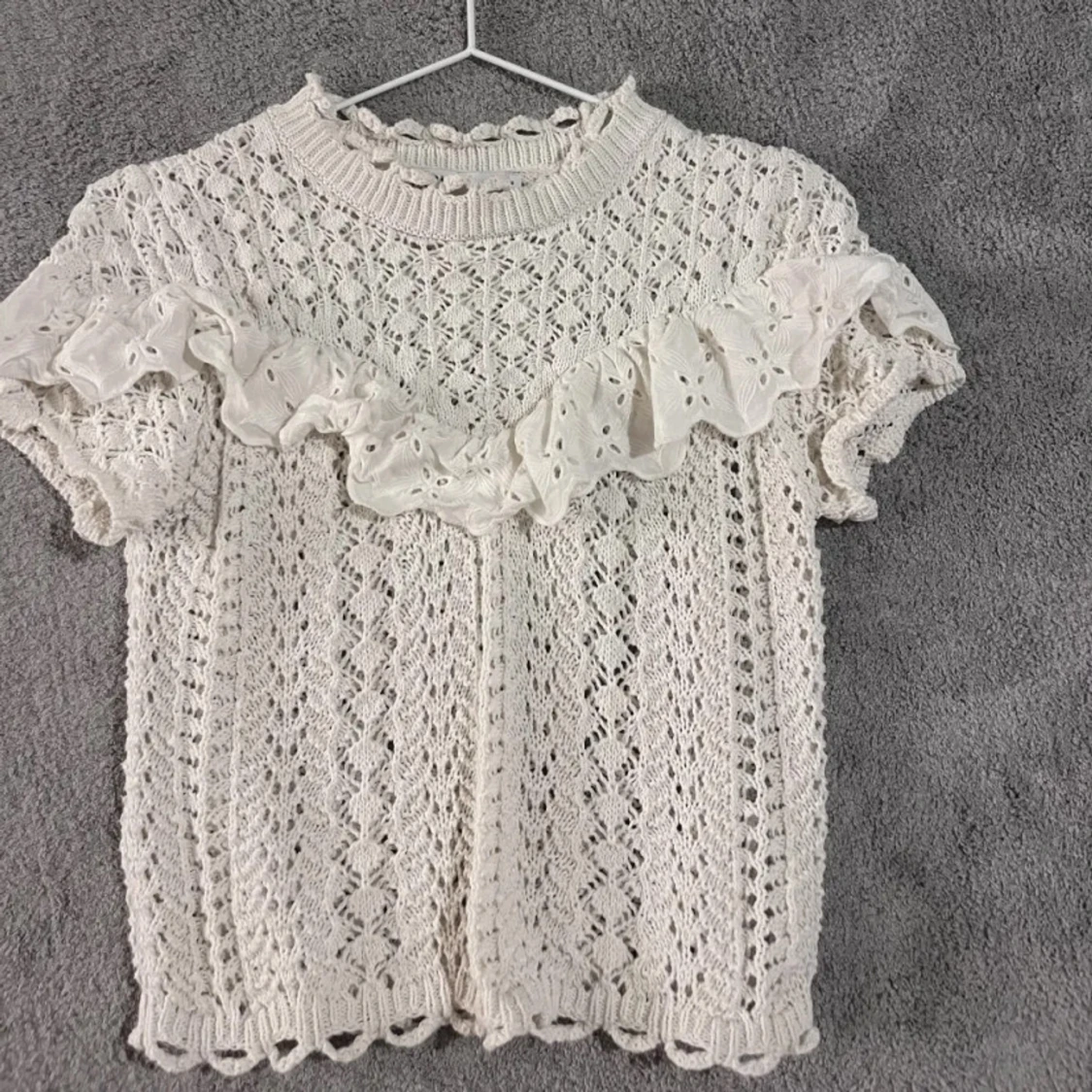Vit stickad topp med volang