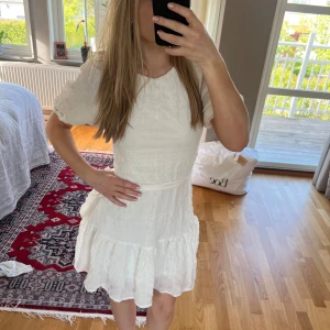 Studentklännning - Superfin vit klänning med öppen rygg. Perfekt till skolavslutning eller student!💗