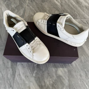 Valentino skor  - Valentino Open - Skick: Grymt skick - Tillbehör: Valentino kort och snören - Nypris: 6000kr - VILMER 