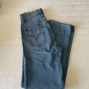 Levi’s 501 Ribcage - Oanvända. Storlek 23/29. Höga i midjan. Säljer pga av fel storlek. Skickar gärna fler bilder.