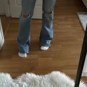 Ljusblå bootcut jeans - Säljer ett par Bootcut jeans från Nelly i storlek 36. Fick i nyårsklapp men började använd nu inför våren, kände att håll med jeans var inte riktig min stil. Köpta för 699kr säljer för 420!