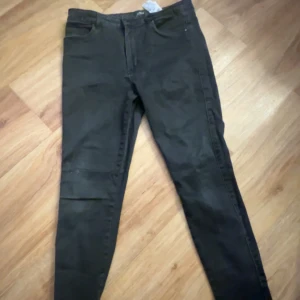 Svarta skinny  jeansbyxor från ONLY - Säljer ett par svarta jeansbyxor från ONLY Blue Denim. Byxorna har klassisk femficksdesign, normal passform och raka ben. Perfekta för dig som gillar en enkel och stilren look.