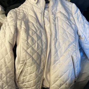 Zara jacka ny - Oanvänd zara jacka, kom privat för mer bilder. PRIS KAN DISKUTERAS 