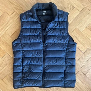 Uniqlo Väst - Säljer denna sjukt snygga Uniqlo västen i mörkblått. Skicket är mycket bra! Hör av er vid frågor ☝️