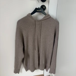 Beige hoodie i kashmir - Kahsmir tröja från Lisa yang i storlek xs