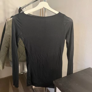 Svart långärmad tröja från Intimissimi  - En super fin och skön tröja från Intimissimi i storlek S! Inte använd många gånger alls. Säljer pga att den inte kommer till användning. Har haft den i ungefär 2 år så den är inte i helt nyskick men den har inte några synliga defekter☺️