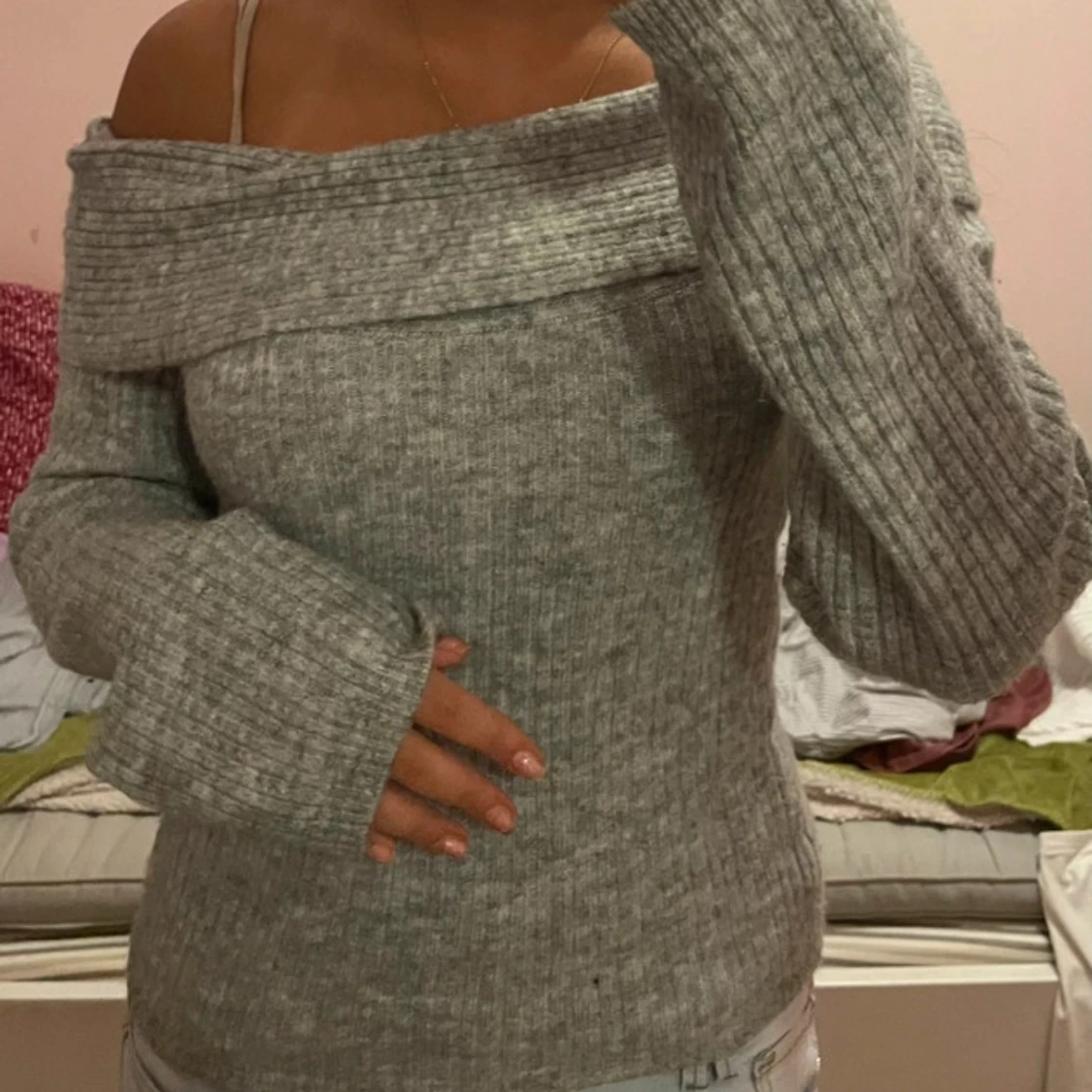 Grå offshoulder stickad tröja