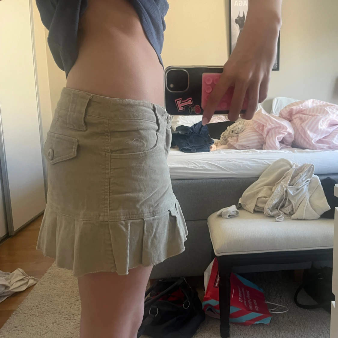 Beige minikjol med volangkant - 1