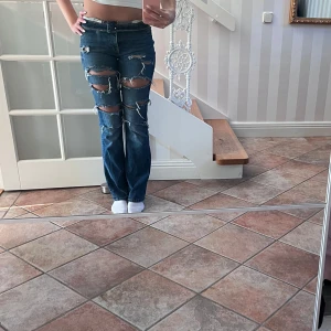 Skit coola jeans  - En INTRESSEKONTROL på mina Zara jeans som jag har gjort egna hål i, jag har dom nedvikta på bilden men man kan såklart ha dom som vanligt. Jag har inte kvar lappen på byxorna och vet därför inte den precisa storleken, men jag är 175. 