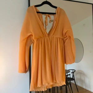 Orange kort klänning långärmad - Så fin orange kort klänning med långa ärmar 🧡