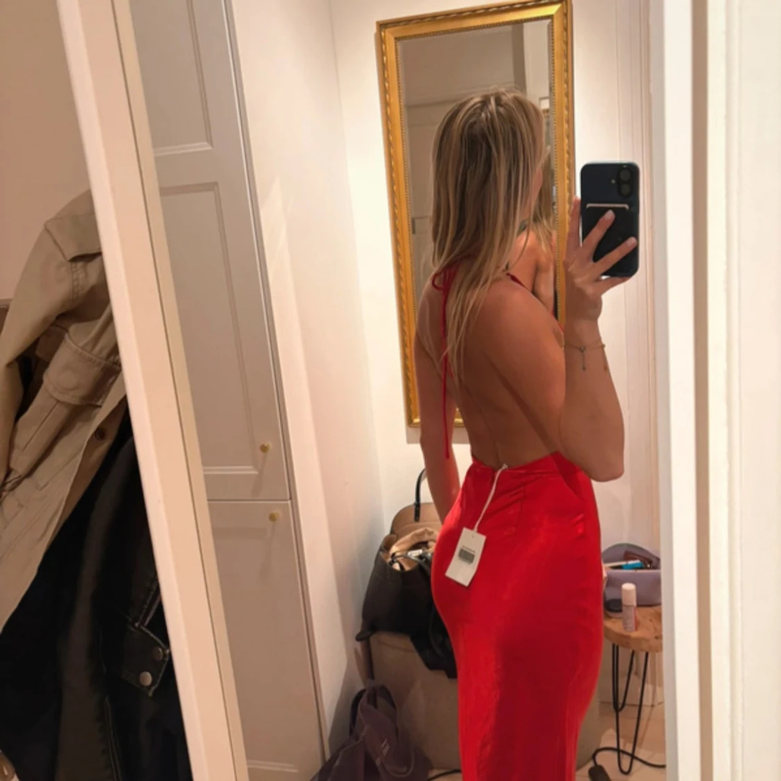 Röd långklänning med öppen rygg - 1